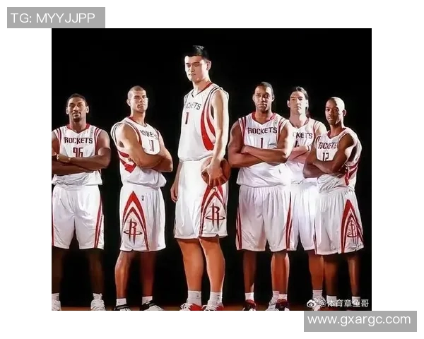 姚明带领活塞队展开快速进攻展现篮球魅力与团队协作精神 姚明带领活塞队展开快速进攻展现篮球魅力与团队协作精神